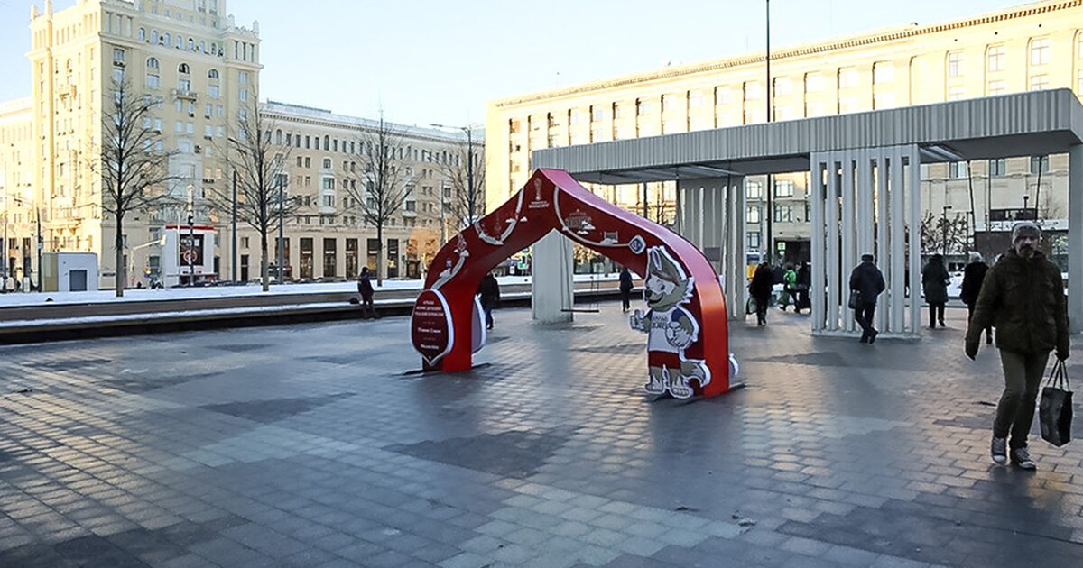 В москве установлен. Качели в Москве на площади Триумфальной. Арка на Маяковской. Большие качели в Москве арка. Качели на Триумфальной площади Размеры.