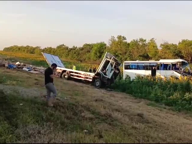 Один человек погиб и 16 пострадали в ДТП с фурой и автобусом под Волгоградом