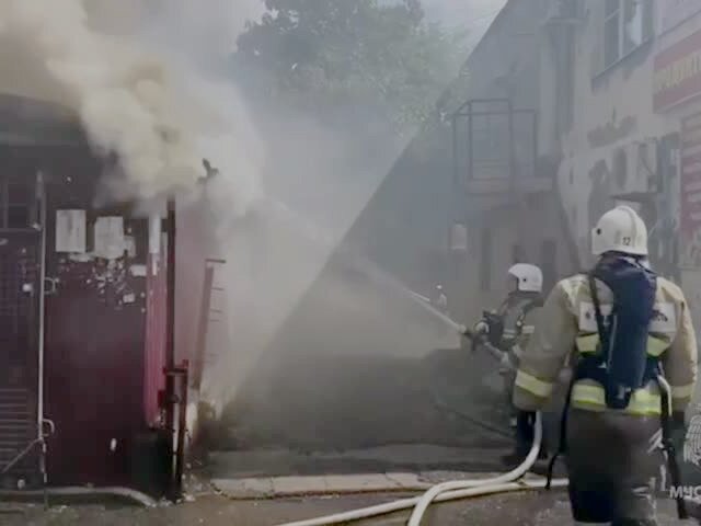 Площадь пожара на рынке в Туапсе выросла почти до 1 тыс квадратных метров