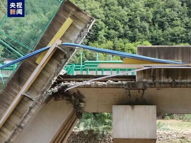 CCTV: более 30 человек пропали после обрушения моста на северо-западе Китая