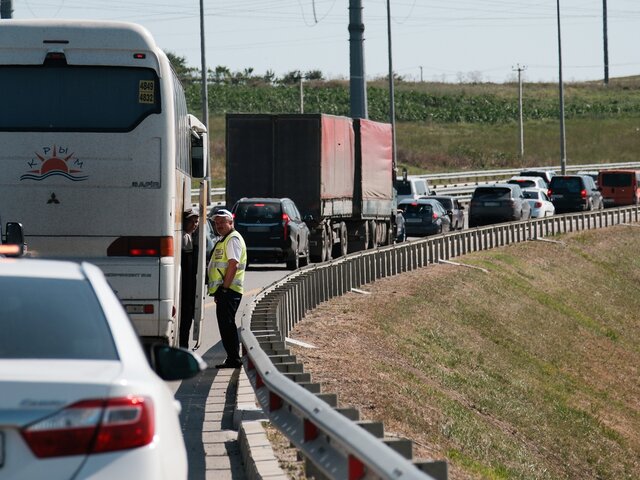 Более 500 автомобилей ждут очереди на Крымском мосту