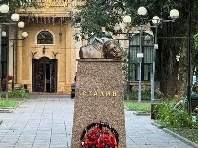 РИА Новости: в Звенигороде ищут мужчину, снесшего голову бюста Сталина кувалдой