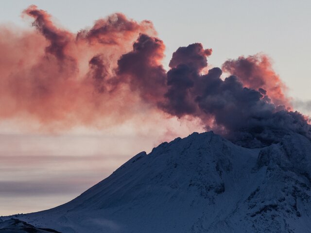 Извержение вулкана Безымянный на Камчатке усилилось