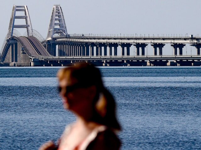 Движение автотранспорта по Крымскому мосту было временно перекрыто