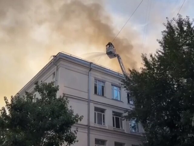 Пожарные начали вскрывать кровлю для ликвидации огня в здании на Пресненском Валу