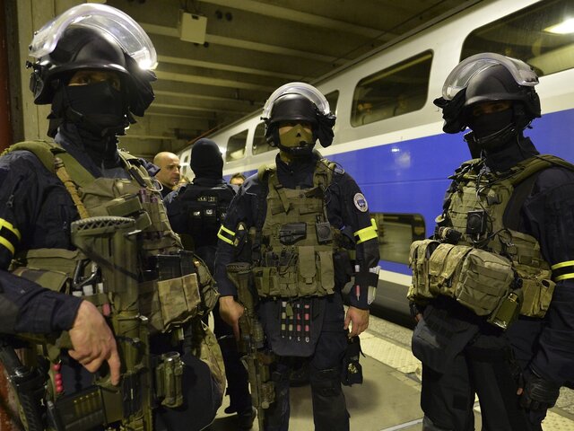 Actu17: в Париже эвакуировали пассажиров метро из-за человека с поясом смертника
