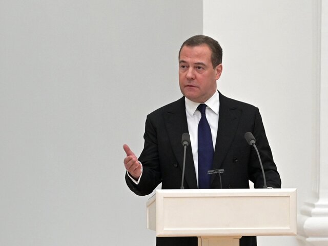 Медведев призвал к тотальным казням из-за видео с убийством российского военного 