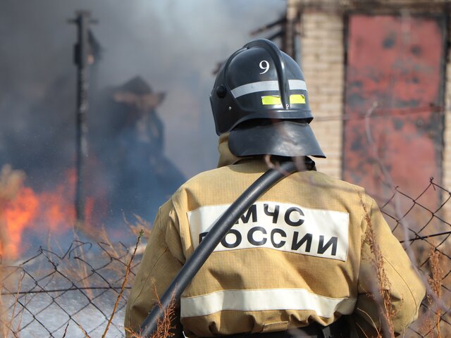 Два склада и административное здание загорелись на 1 тыс кв метров в Краснодаре