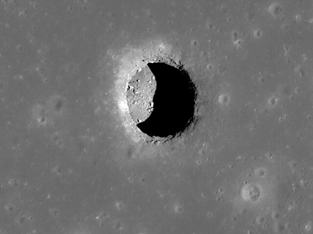 Ученые обнаружили огромную пещеру, где можно создать первую базу на Луне
