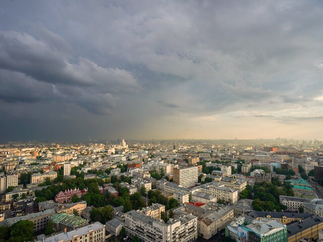Желтый уровень погодной опасности объявили в Москве из-за грозы 25 июля