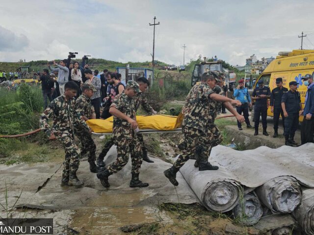 The Kathmandu Post: тела пяти человек извлечены из загоревшегося самолета в Непале