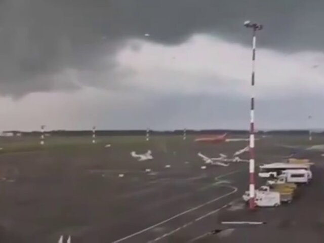 Смерч повредил авиационную технику в аэропорту Нижнекамска