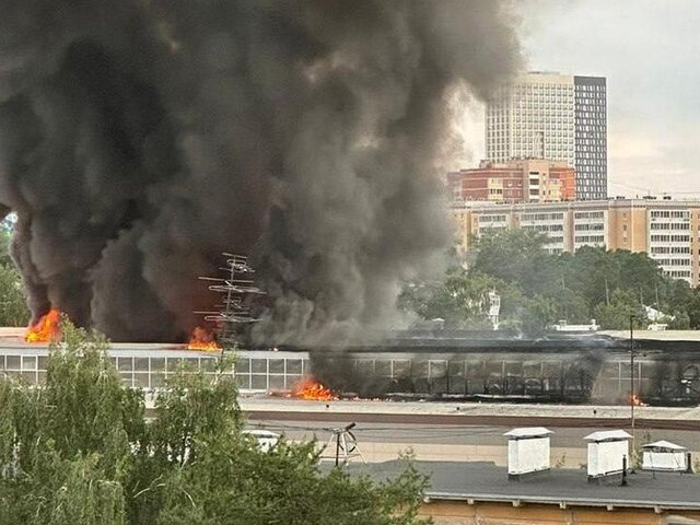 Кровля цеха обрушилась в результате пожара в Екатеринбурге