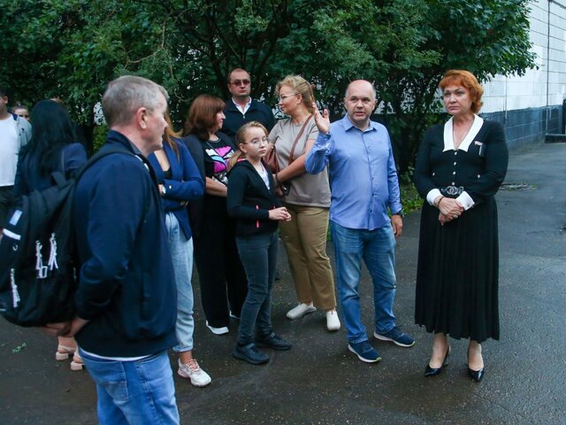 Жители Печатников попросили благоустроить территорию рядом со школой на улице Гурьянова