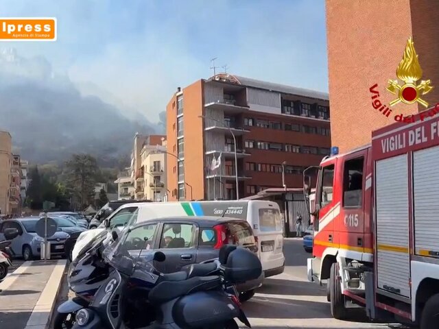 Крупный пожар начался в районе холма Монте-Марио в Риме