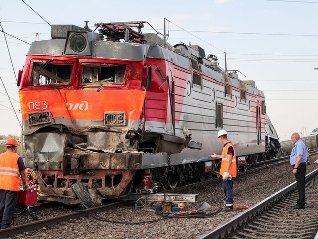 Электровоз и 9 вагонов получили серьезные повреждения из-за ДТП под Волгоградом