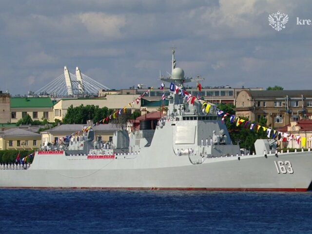 Главный парад в честь Дня ВМФ начался в Санкт-Петербурге