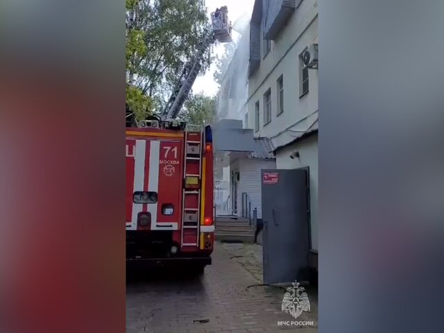 Два сотрудника МЧС России пострадали при тушении пожара на востоке Москвы