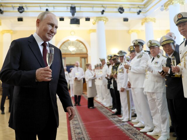 Путин успокоил иностранного гостя, разбившего бокал на приеме в честь Дня ВМФ