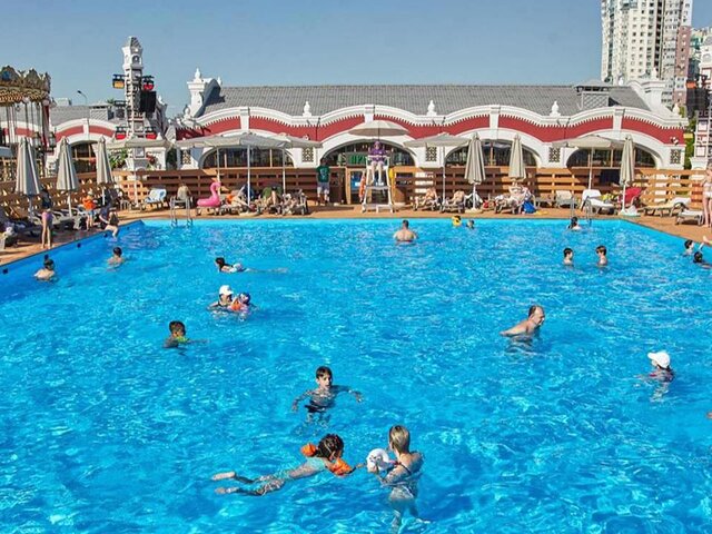 Мэр Москвы: более 500 тыс человек посетили открытые бассейны с начала лета