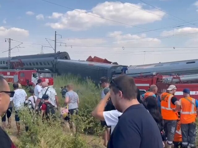 Очевидец схода поезда под Волгоградом: очень мощный удар, мы еле удержались