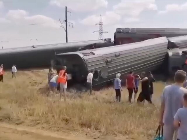 Восемь вагонов пассажирского поезда сошли с рельсов в Волгоградской области