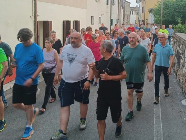 Мэр итальянского Вальдоббьядене гуляет вместе с горожанами, чтобы сбросить вес