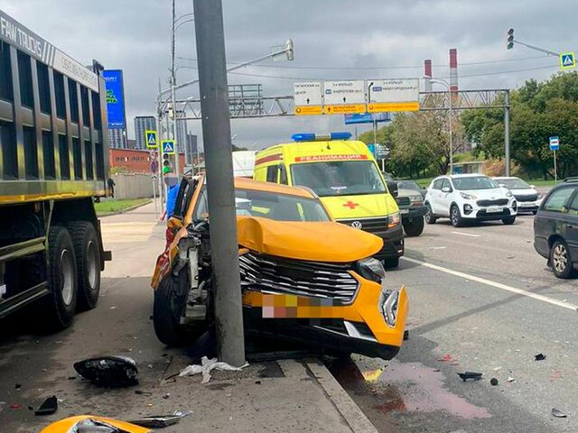 Пассажирка такси пострадала в аварии с участием грузовика на юго-востоке Москвы