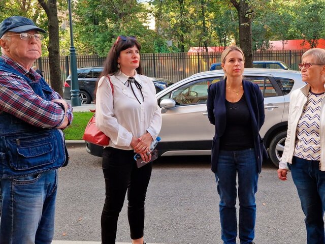 Акулова обсудила с активными жителями озеленение территории у дома в Пресненском районе