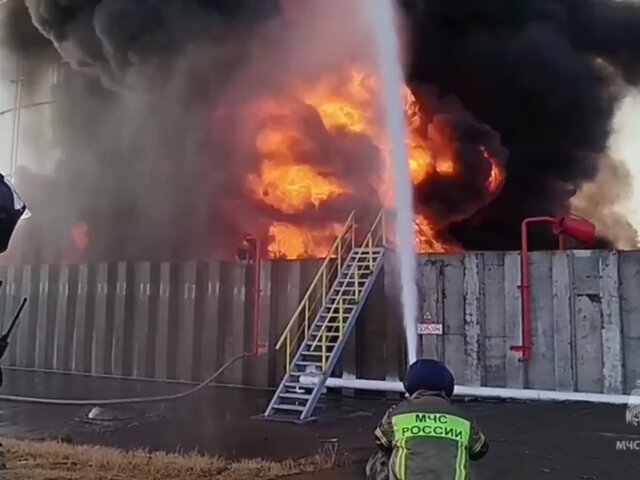 Пожарные в Ростовской области тушат резервуар с нефтепродуктами на 5 тыс куб м