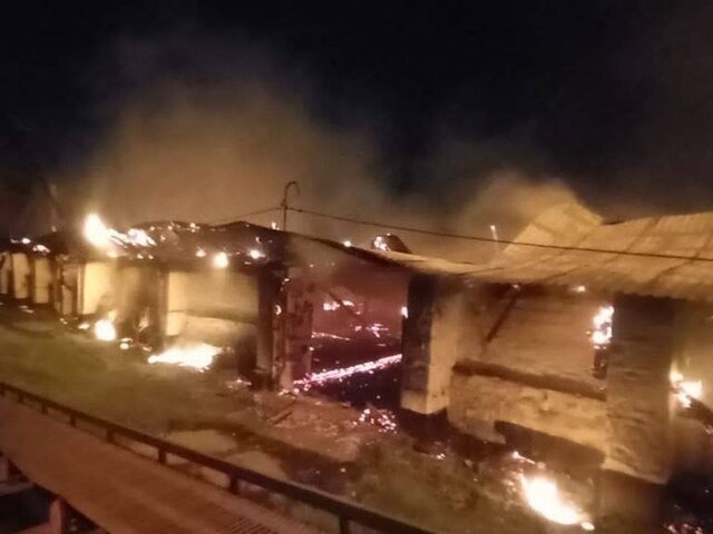 Пожар на площади 2,6 тыс кв м произошел на складе с зерном в Омской области