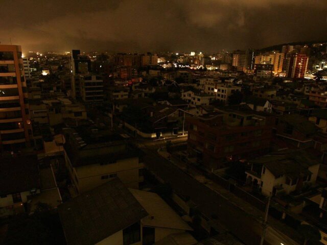 Электричество отключилось во всем Эквадоре из-за аварии на ЛЭП