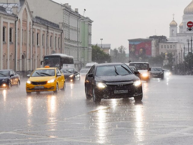 Дептранс Москвы призвал автомобилистов соблюдать скоростной режим из-за дождя