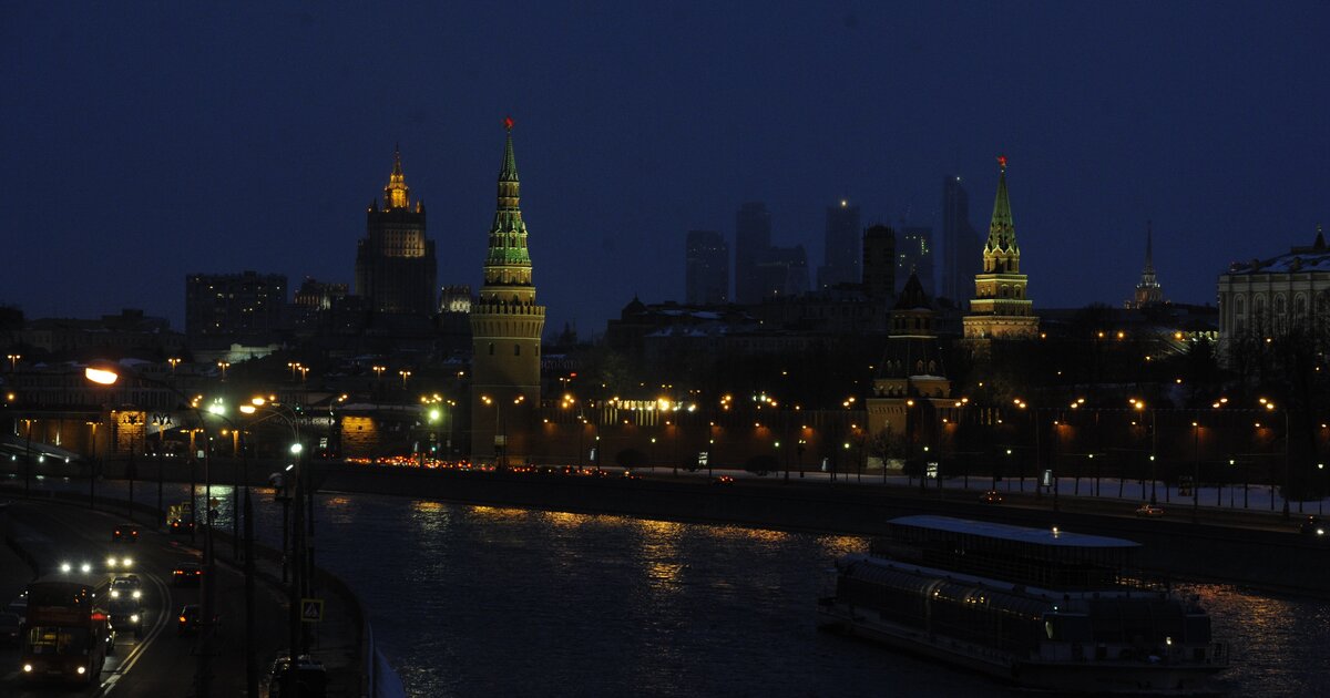 Центр земли москва. Земля Москва. Подсветка Кремля Москва. Здание с часами в Москве. Мрачная Москва Кремль.