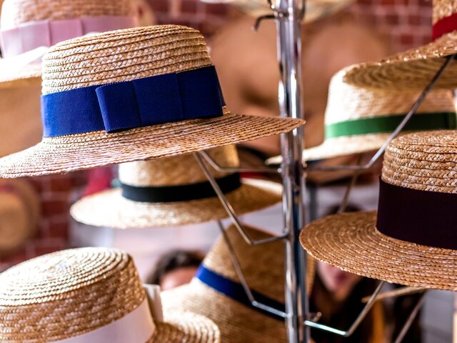 Стилист Токмакова назвала главные правила выбора соломенной шляпы для девушек