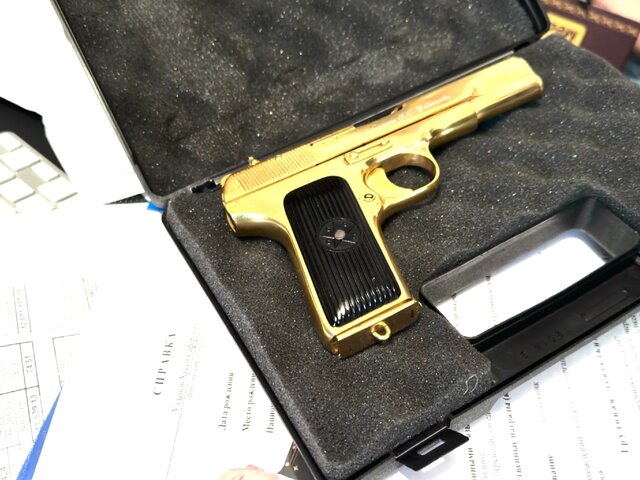 ФСБ нашла в доме фигуранта дела о крупных хищениях в КЧР золотой пистолет