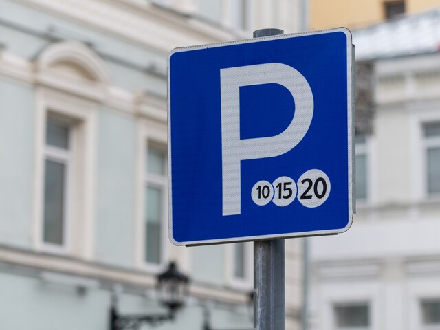 Дептранс напомнил о бесплатных парковках в центре Москвы в День России