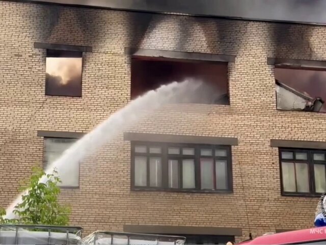 Спасатели локализовали пожар в складском здании на юге Москвы