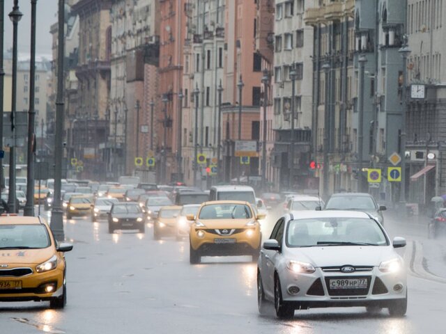 Сильный дождь с грозой продлится в Москве до конца 13 июня