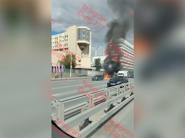 Горящий автомобиль потушен на юге Москвы