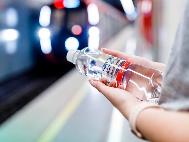 Бесплатную воду будут раздавать в городском транспорте Москвы из-за жары