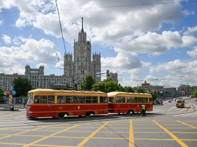 Несколько улиц в центре Москвы перекрыли на время парада ретротранспорта