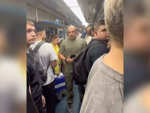 Мужчина оскорбил девушку и выгнал ее из вагона метро в Москве