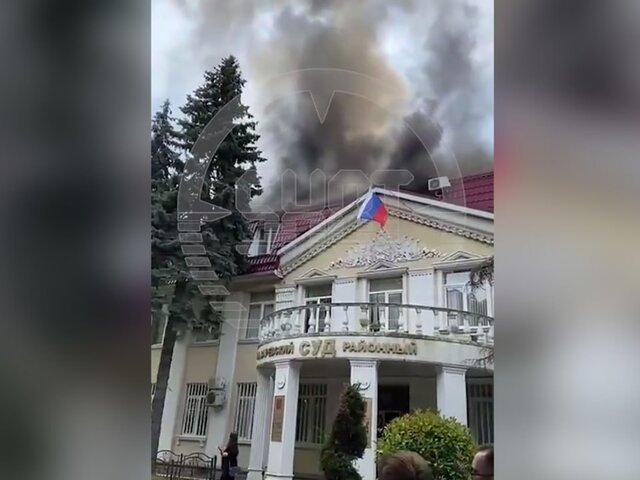 Кровля здания районного суда горит в Сочи на площади 300 
