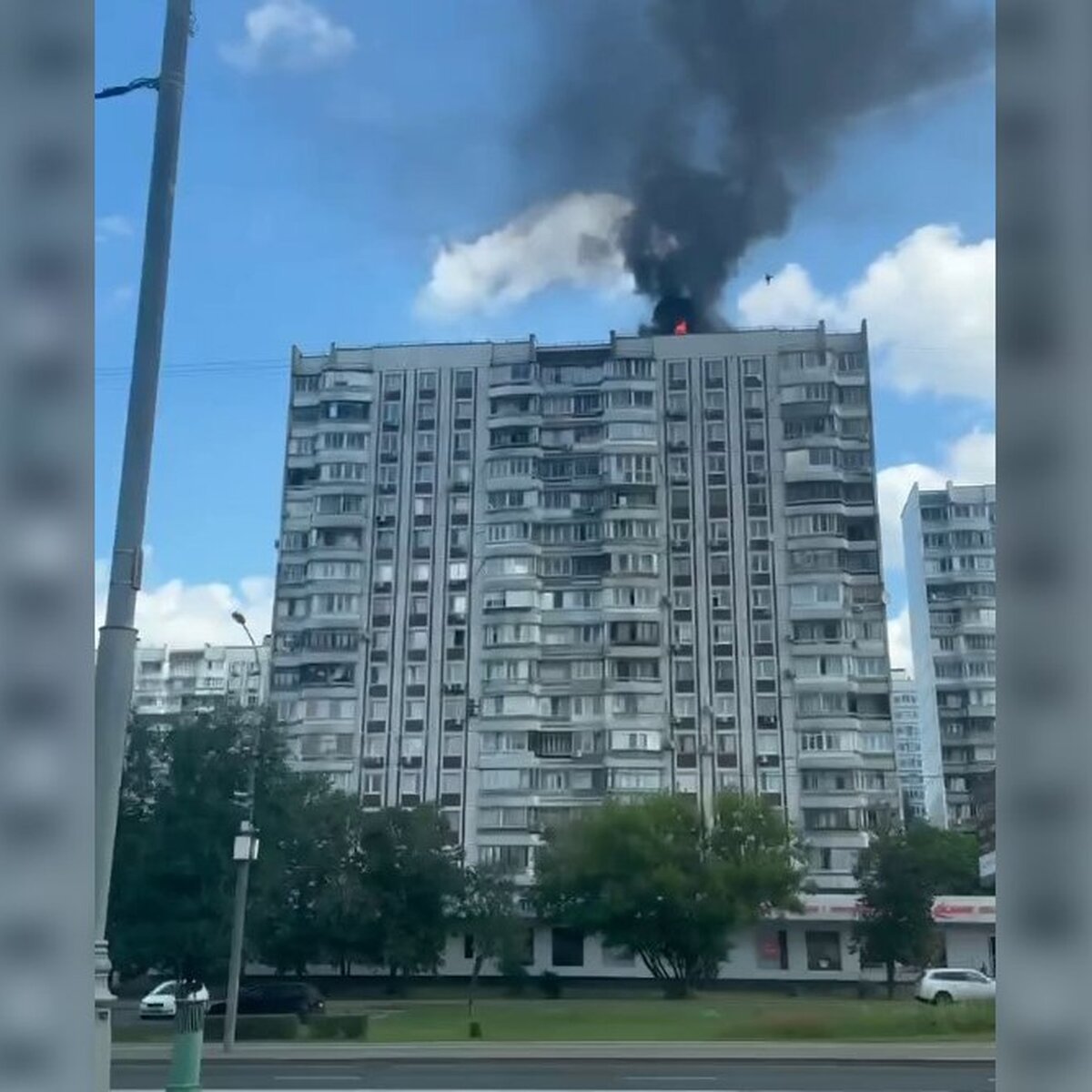 Битум горел на крыше жилого дома на Рублевском шоссе – Москва 24, 10.07.2024