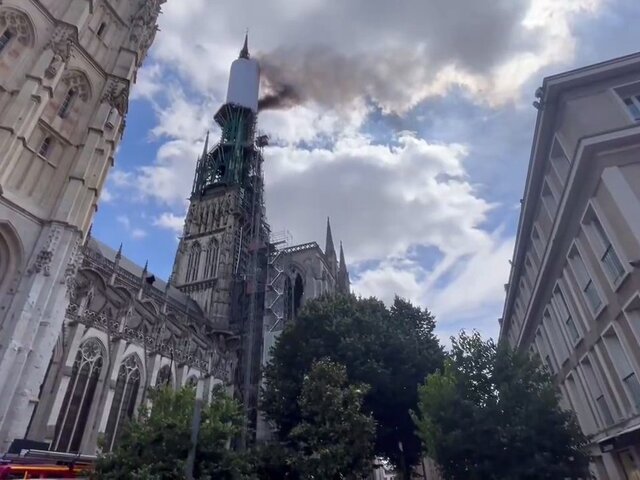 Пожар потушен в Руанском соборе на севере Франции