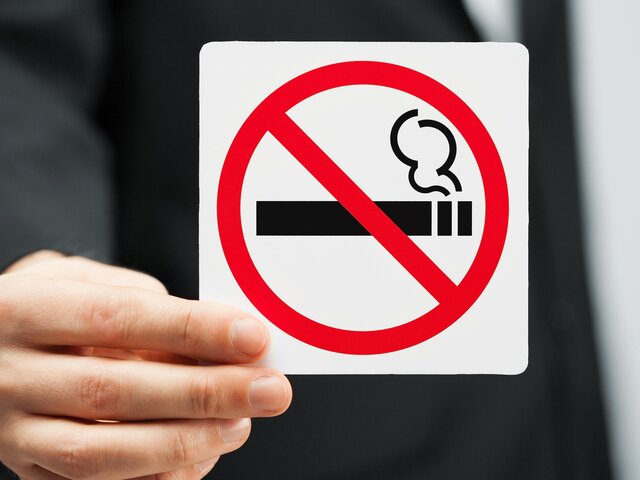 Депутаты внесли в ГД законопроект о запрете курения на остановках и у магазинов