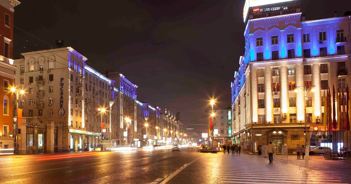 Освещение москва. Здания на улице Тверская. Москва подсветка улиц. Тверская улица подсветка. Подсветка на садовом кольце.