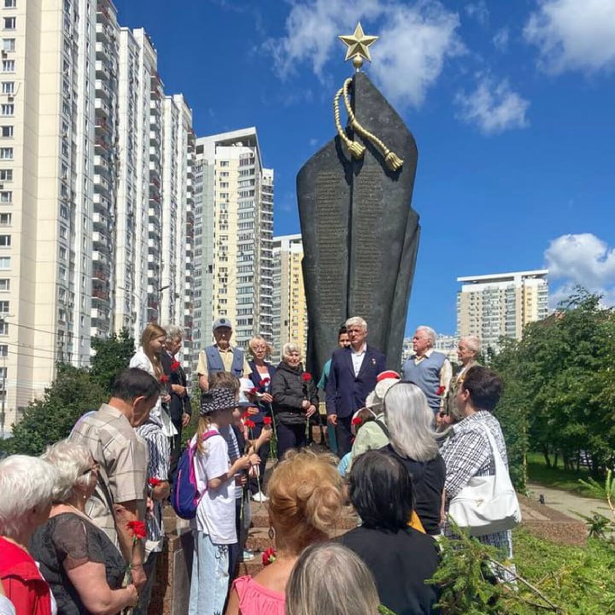 Жители Рязанского района попросили привести в порядок памятник воинам ВОВ –  Москва 24, 25.06.2024