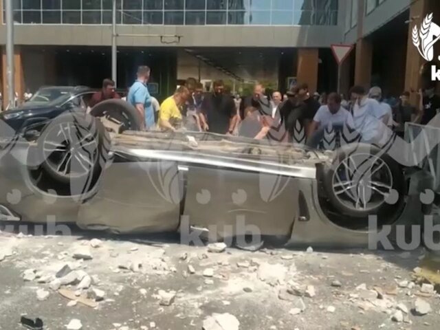 Автомобиль с людьми вылетел с парковки третьего этажа в ТЦ в Краснодаре